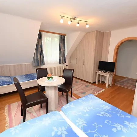 Privatzimmervermietung Fiausch منزل للإقامة